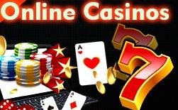 Texten "Online Casinos" över ett tangentbord och flera spelkort och spelmarker.